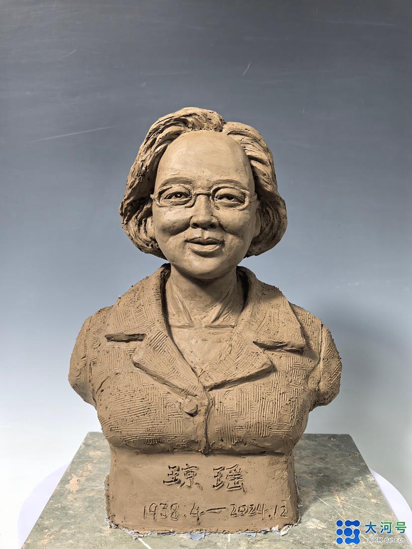 泥塑大师张振福为台湾知名作家琼瑶塑肖像