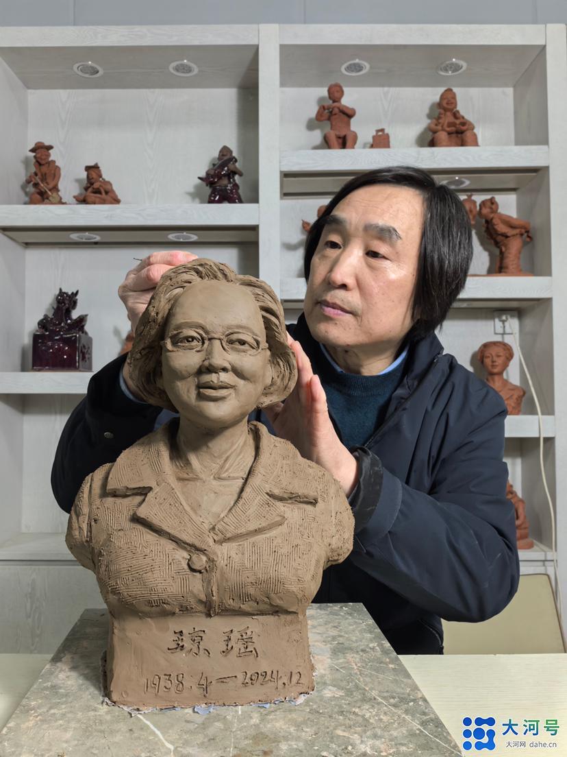 泥塑大师张振福为台湾知名作家琼瑶塑肖像